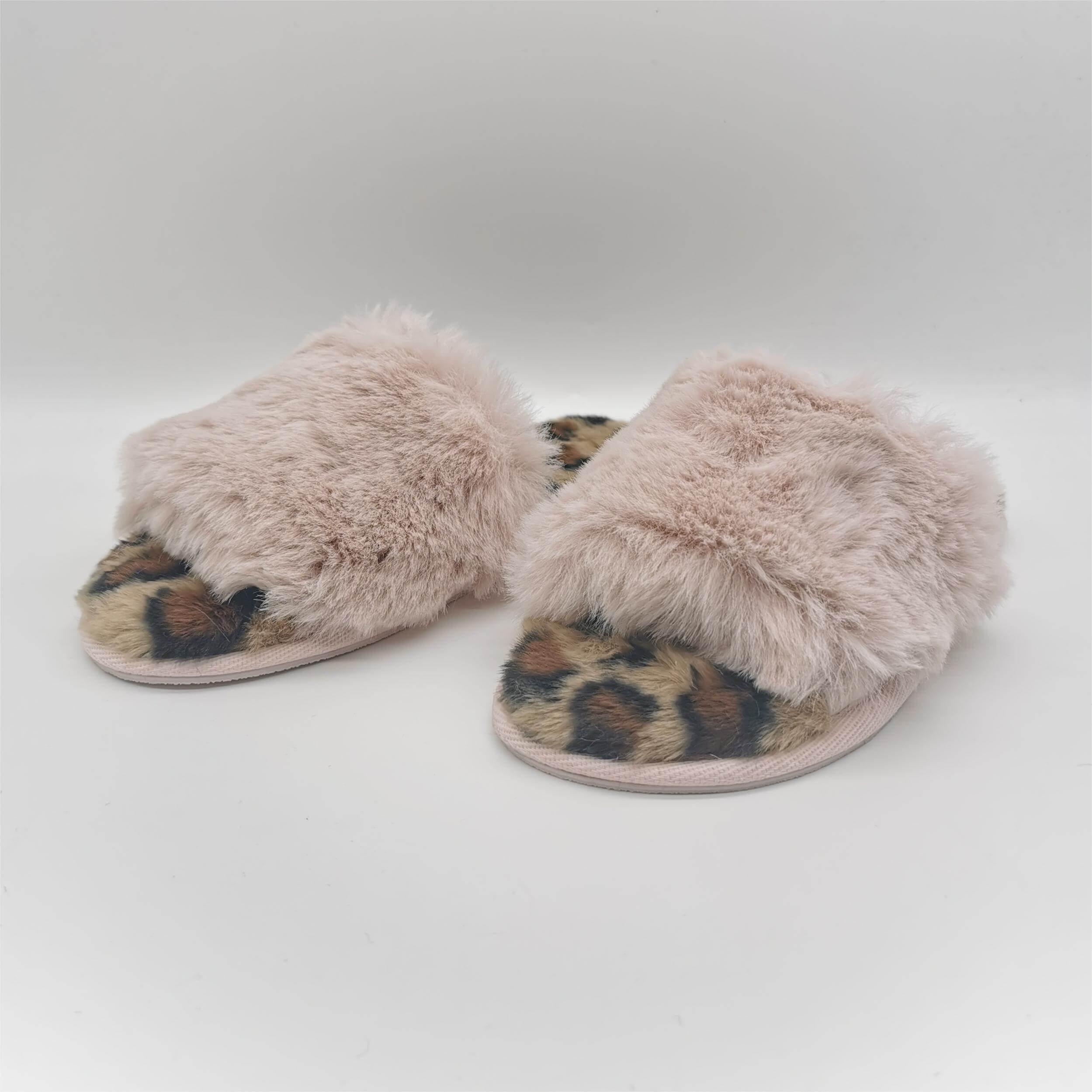 Women's slipper with faux rabbit fur upper 