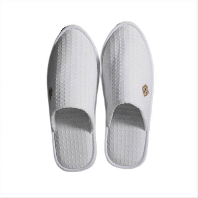 Waffle hotel slippers with pointed toe design for men