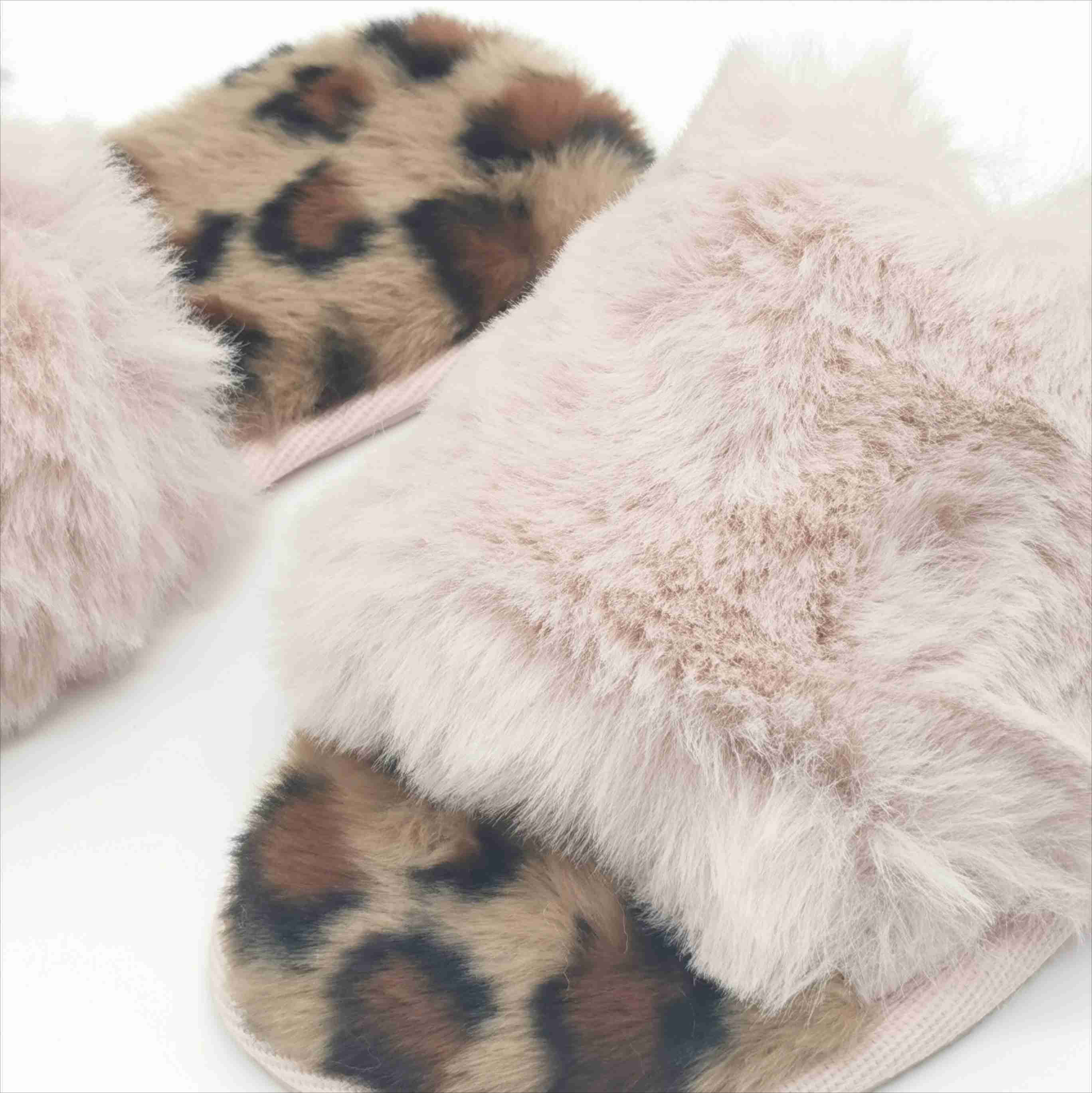 Women's slipper with faux rabbit fur upper 