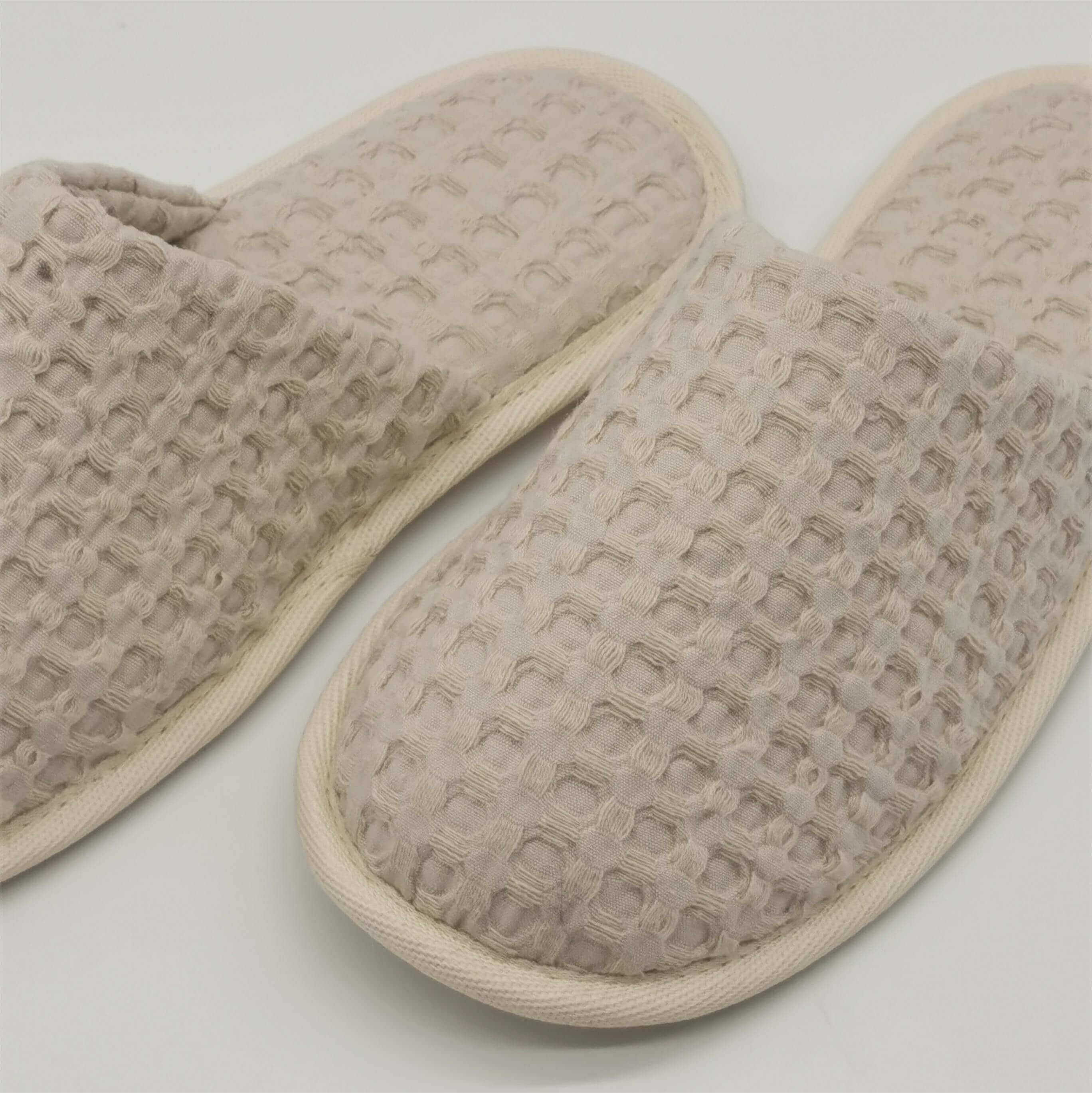 Slipper with waffle and lining for women and men